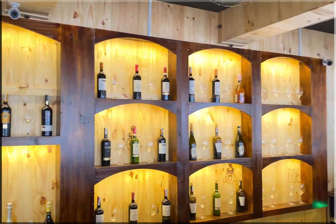 quầy lễ tân với lối thiết kế hầm rượu độc đáo